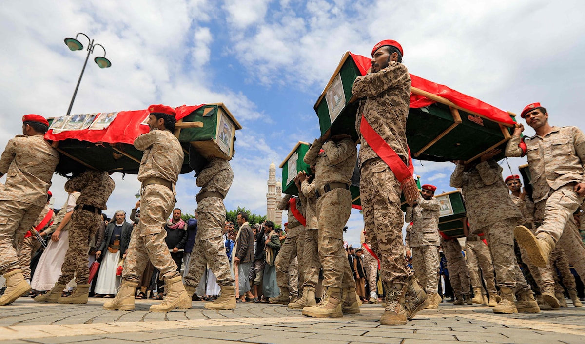 عناصر أمنية يمنية تشيّع شهداء سقطوا في العدوان الإسرائيلي الذي استهداف صنعاء الأسبوع الماضي (أ ف ب)