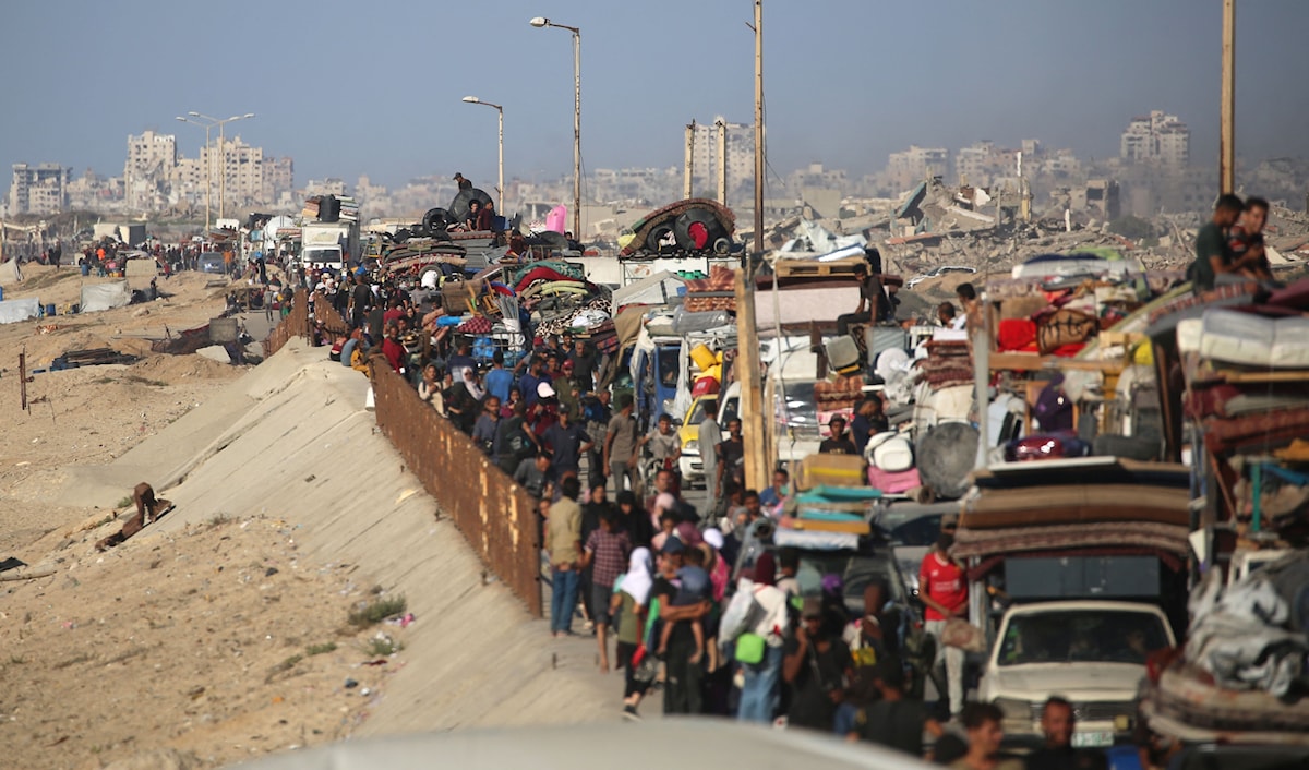 غزيون يهربون من جحيم القصف جنوباً (أ ف ب)