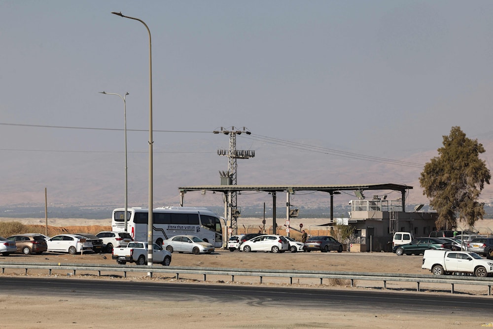 أعلن الأردن إيقاف حركة المسافرين عبر الجسر (أ ف ب)