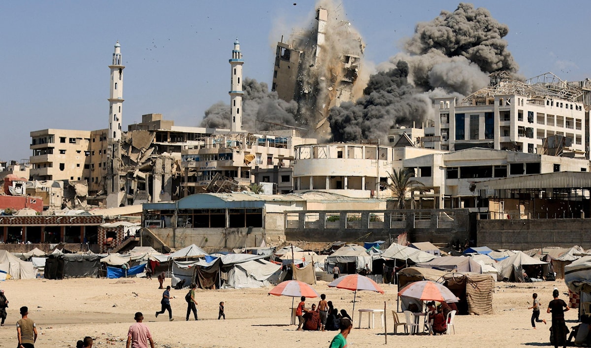 يشنّ الاحتلال غارات مكثّفة على مدينة غزّة.