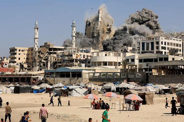 يشنّ الاحتلال غارات مكثّفة على مدينة غزّة.