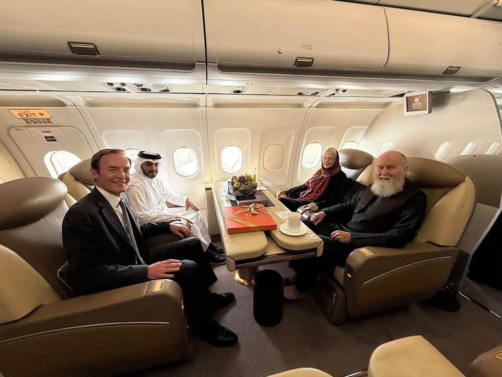 تمّ تسليم الزوجين إلى المبعوث البريطاني الخاص ريتشارد ليندسي (أ ف ب)