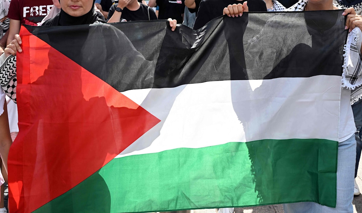 طلبت وزارة الداخلية من البلديات الفرنسية عدم رفع العلم الفلسطيني (أ ف ب)