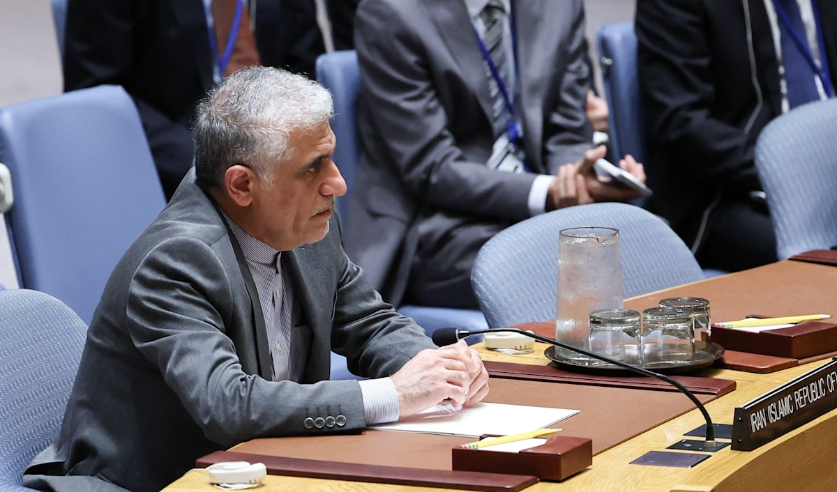 مندوب إيران لدى الأمم المتحدة، أمير سعيد إيرواني، يتحدّث  في مجلس الأمن قبيل التصويت على العقوبات (أ ف ب)