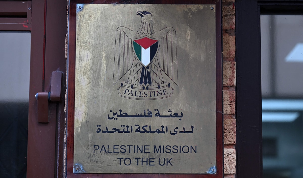 مدخل مقر بعثة فلسطين في لندن (أ ف ب)