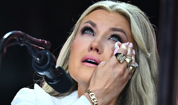 أرملة شارلي كيرك، إريكا، تمسح دموعها أثناء حفل تأبيني في أريزونا (أ ف ب)