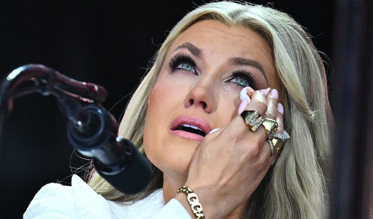 أرملة شارلي كيرك، إريكا، تمسح دموعها أثناء حفل تأبيني في أريزونا (أ ف ب)