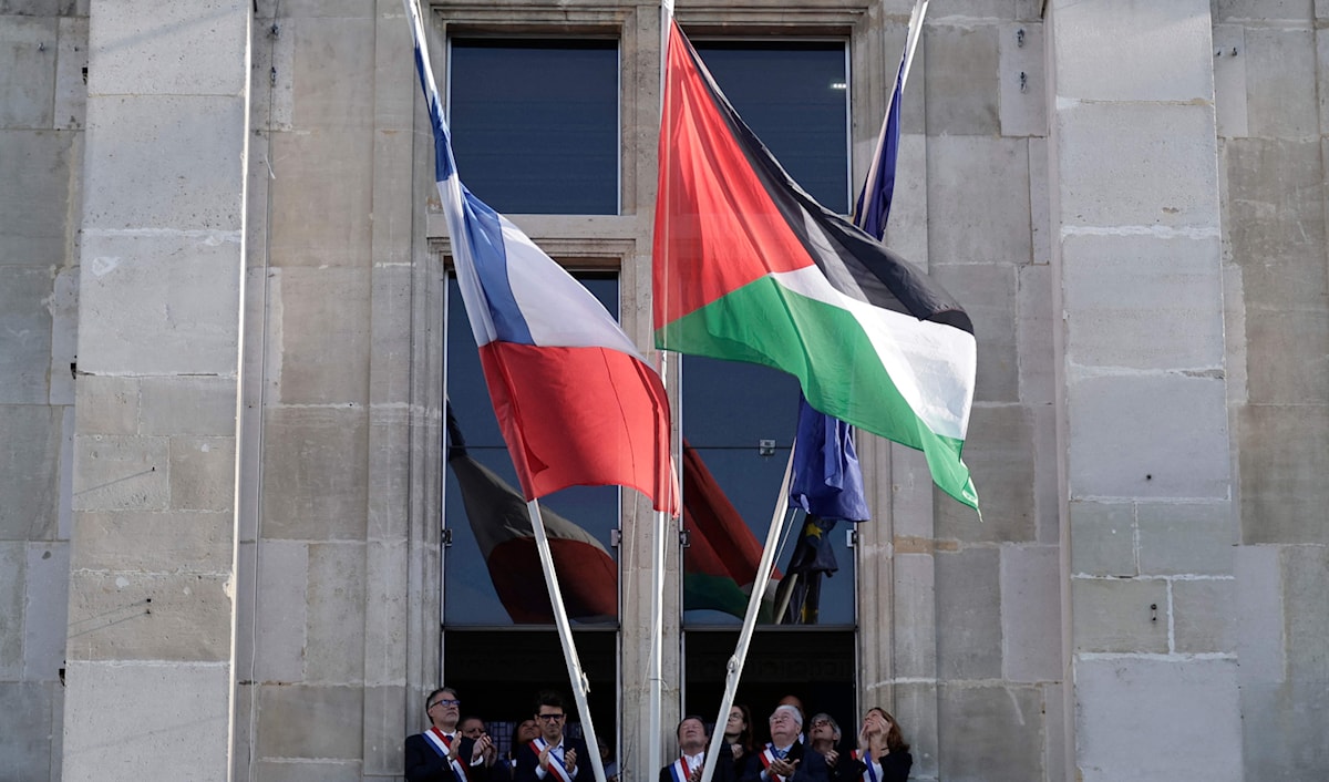 بلديات فرنسية ترفع العلم الفلسطيني (فرانس برس)