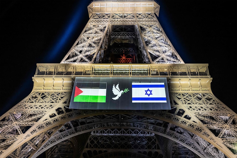 باريس تعرض العلمين الفلسطيني والإسرائيلي على برج إيفيل (فرانس برس)