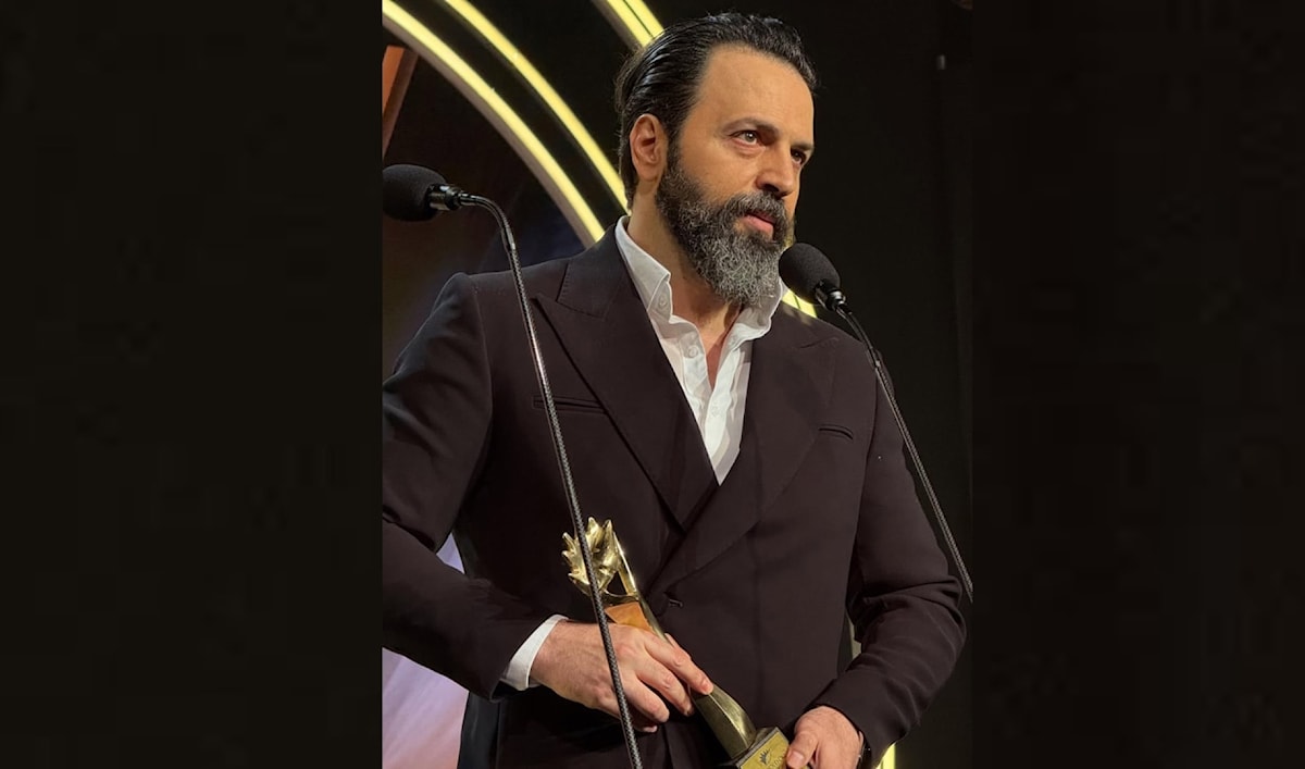 تيم حسن خلال تسلّمه جائزة أفضل ممثل عن دوره في مسلسل «تحت سابع أرض» في حفل «الموريكس دور»