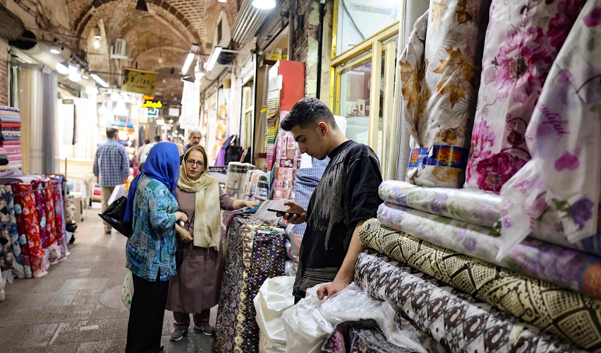 تتابع الحكومة الإيرانية تنويع طرق الاستيراد والتصدير وتعزيز التجارة مع الجيران (أ ف ب)