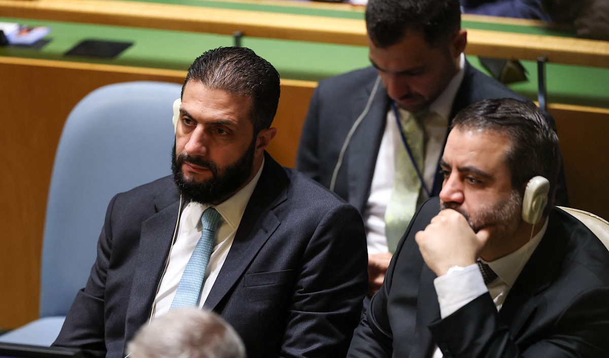 الشرع ووزير خارجيته، أسعد الشيباني، خلال حضورهما الجمعية العامة (أ ف ب)