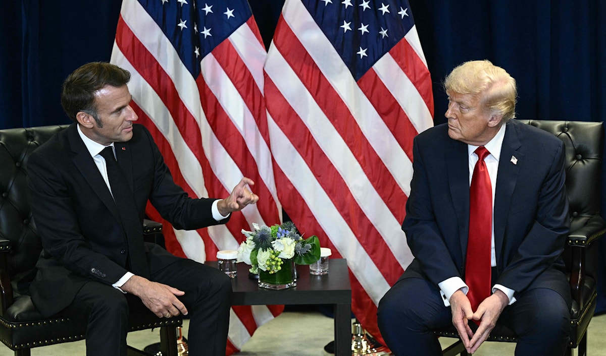 الرئيس الأميركي دونالد ترامب يلتقي نظيره الفرنسي إيمانويل ماكرون على هامش الجمعية العامة للأمم المتحدة في نيويورك (أ ف ب)