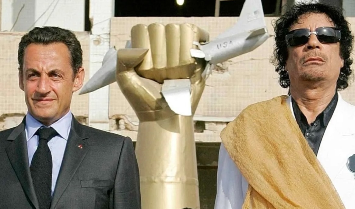اتُّهم ساركوزي بإبرام «صفقة فساد» مع القذافي (من الويب)