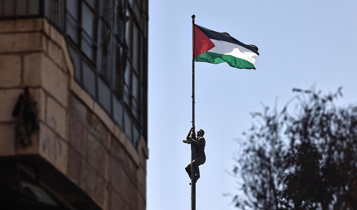 سيُعمل، في مرحلة لاحقة، على تغيير طبيعة السلطة من «طرف مفاوض» مع صفة «كيان مستقلّ»، إلى «وسيط إداري» (أ ف ب)