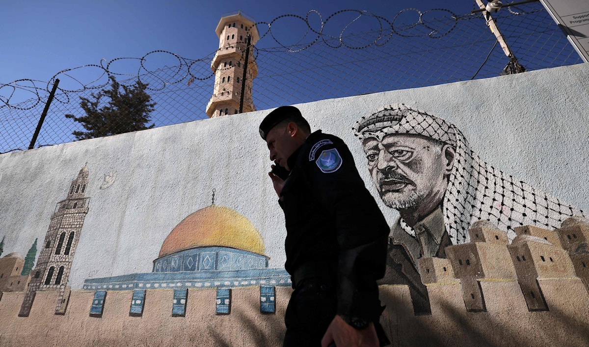 لما كان عرفات على رأس السلطة، ولم يجد إمكانية للتوصل إلى حلّ ما مع الاحتلال، أشعل الانتفاضة، وقضى شهيداً (أ ف ب)