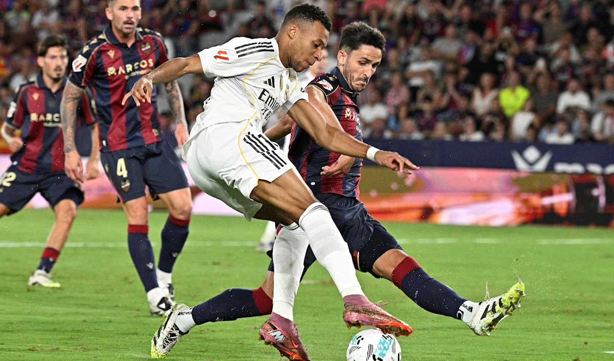 فازَ ريال مدريد على مضيفه ليفانتي 4-1 بفضل مهاجمَيه البرازيلي فينيسيوس جونيور والفرنسي كيليان مبابي.
