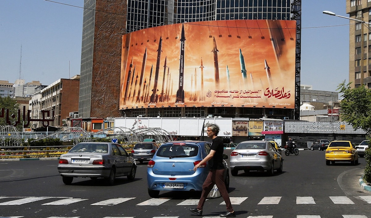 تعمل إيران على إعادة بناء مواقع إنتاج صواريخ الوقود الصلب التي استهدفتها إسرائيل (أ ف ب)