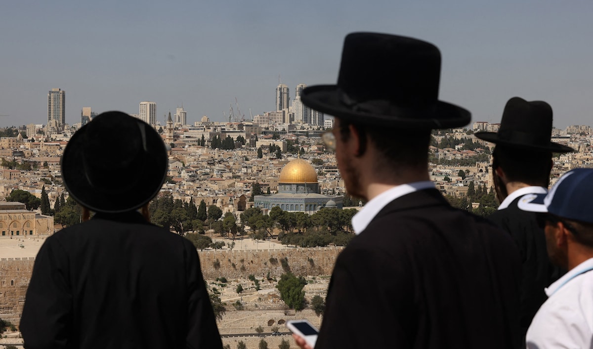 يتمثل الضم، في القدس تحديداً، في توسيع صلاحيات «بلدية» الاحتلال (أ ف ب)