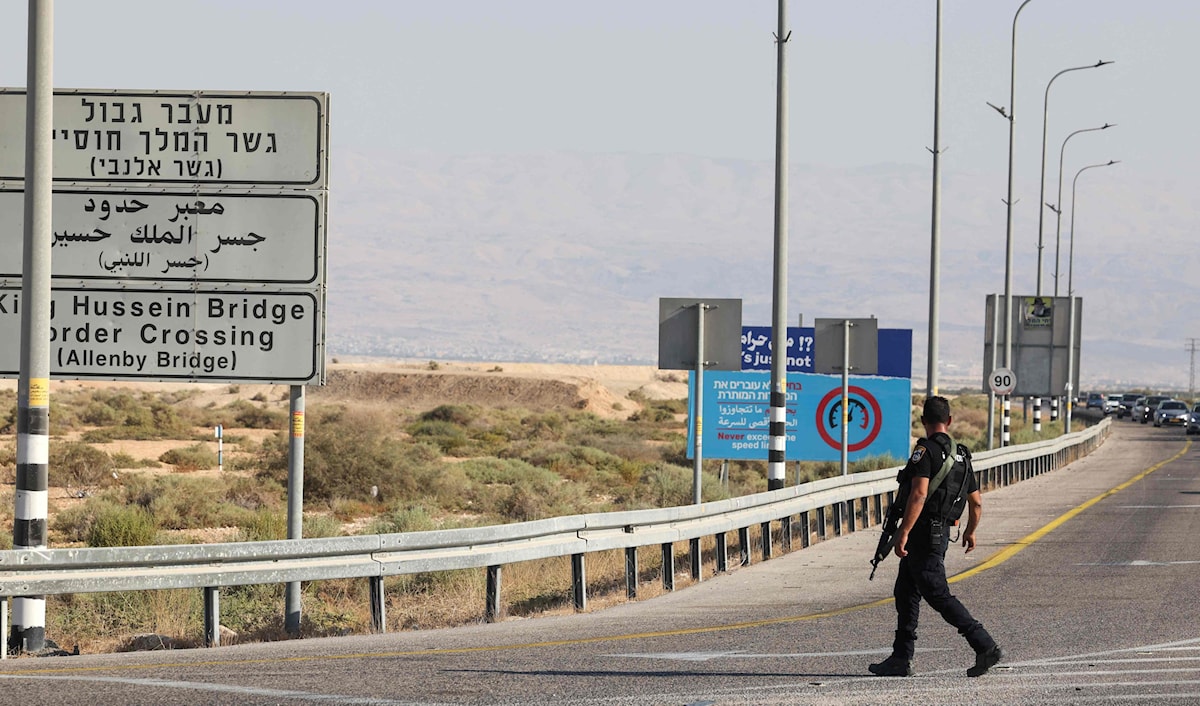 يتيح المعبر لفلسطينيي الضفة الغربية المغادرة من دون عبور أراضي كيان الاحتلال (أ ف ب)