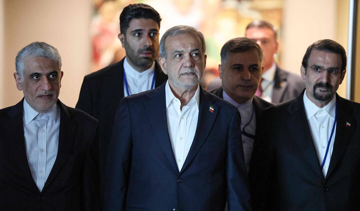أكد بزشكيان أنه إذا فُعّل بند آلية الزناد فلن يكون للحوار أي معنى بعد ذلك (أ ف ب)