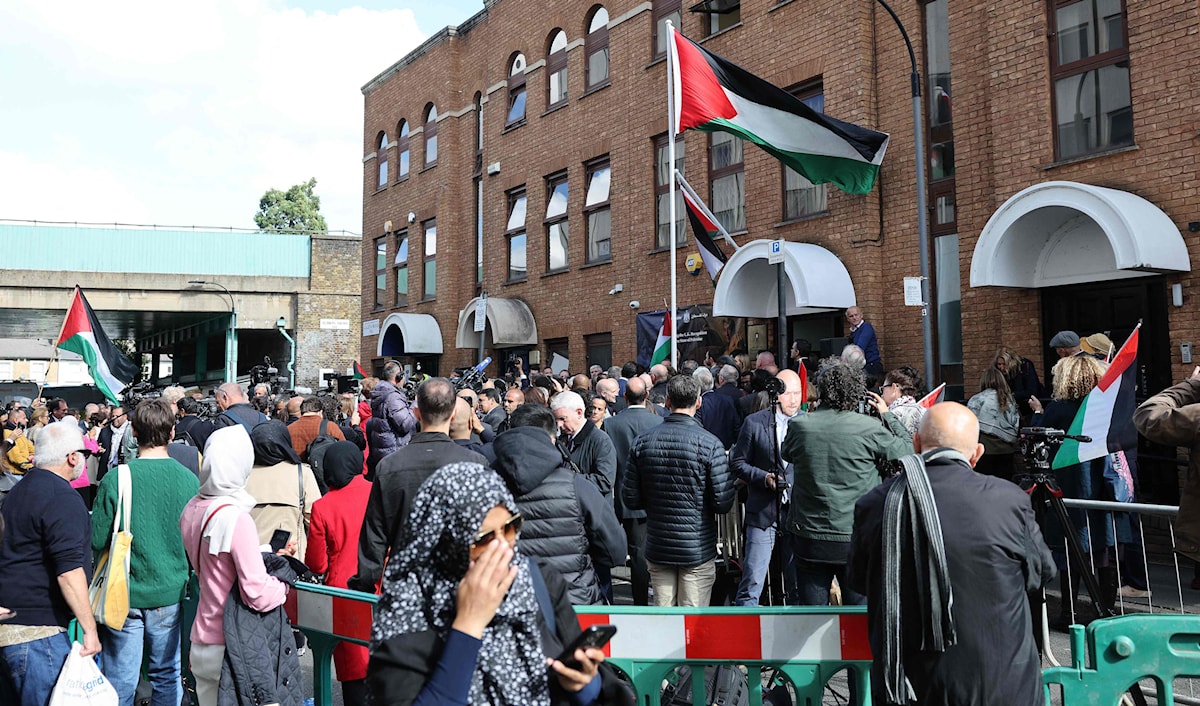 مراسم رفع العلم الفلسطيني أمام البعثة الفلسطينية لدى المملكة المتحدة (أ ف ب)