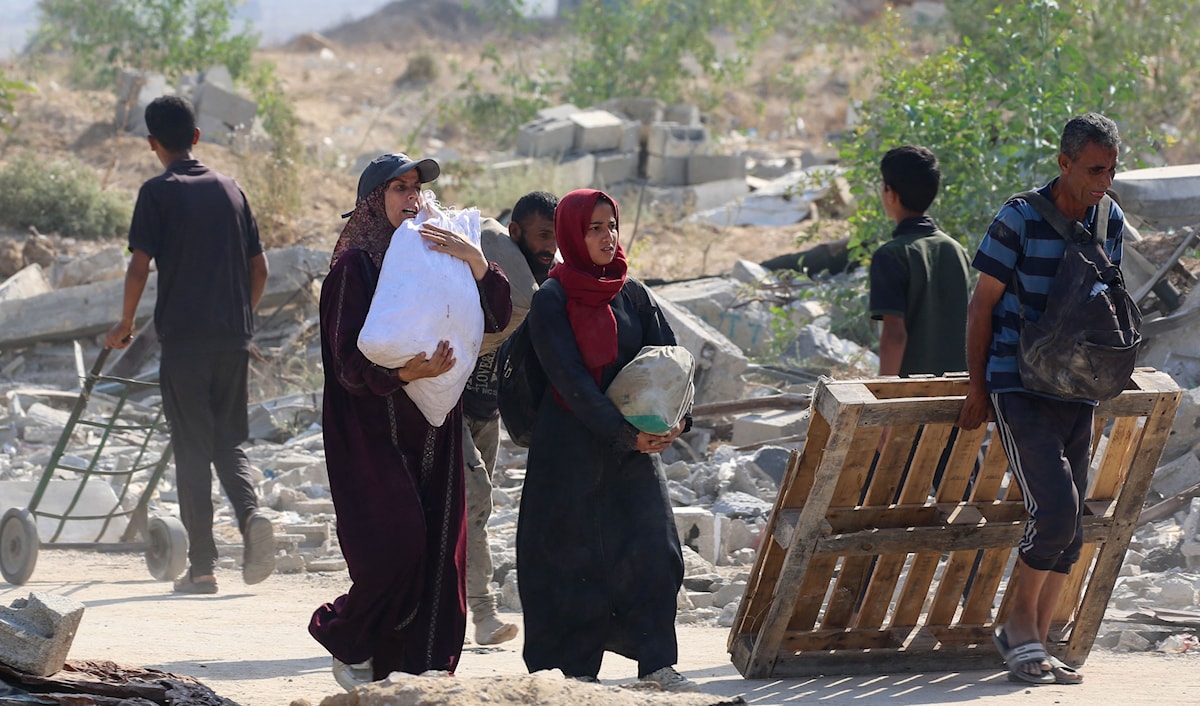 نازحون فلسطينيون في مخيم النصيرات في وسط غزة (أ ف ب)