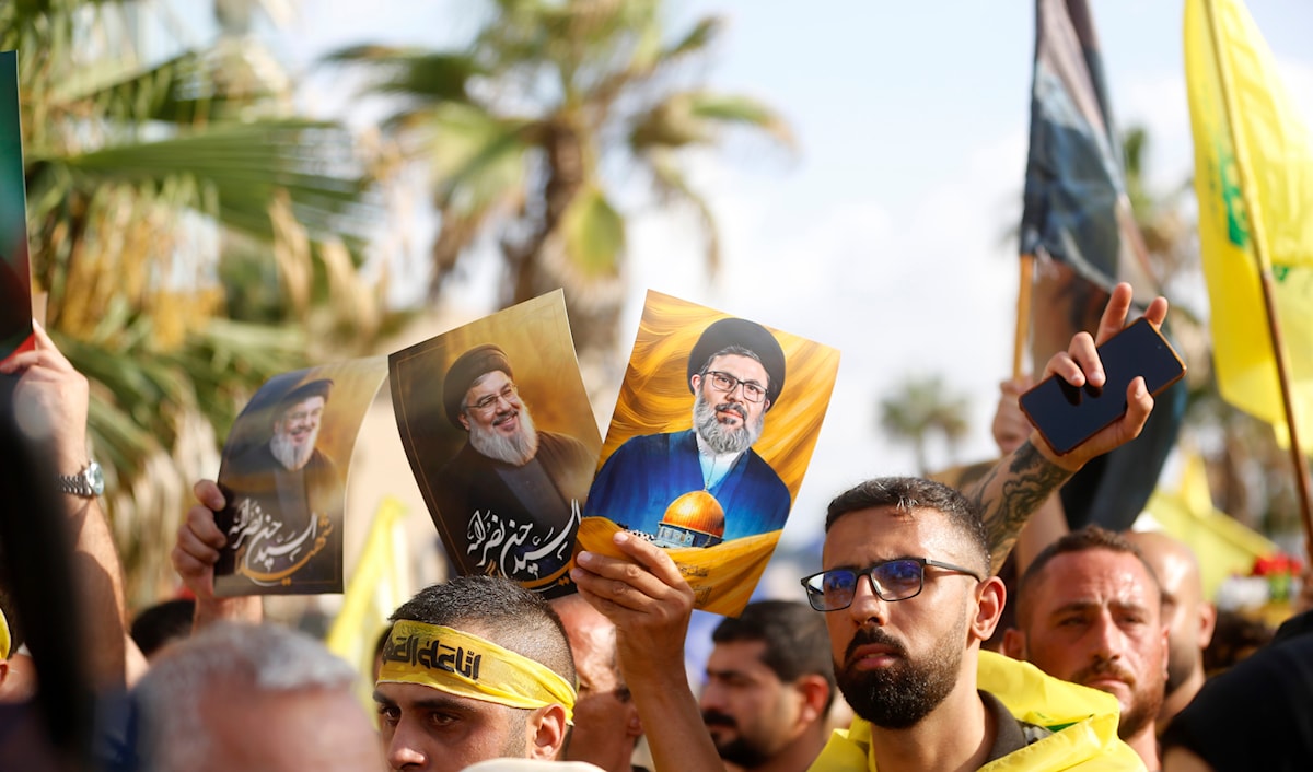 طلب حزب الله ترداد شعار «إنّا على العهد يا نصر الله» في ختام الوقفة (مروان بو حيدر)