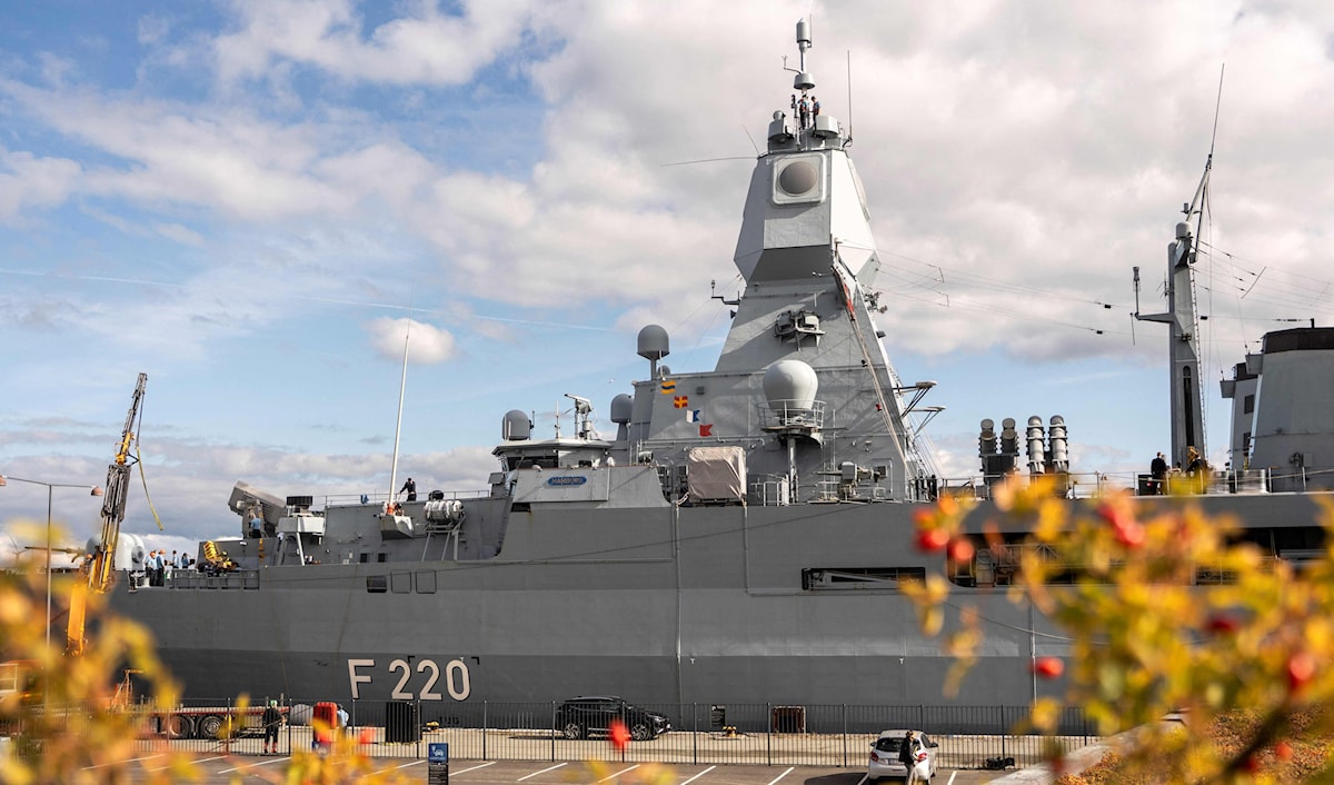 الفرقاطة هامبورغ (F220) البحرية الألمانية ستبقى في ميناء كوبنهاغن خلال فترة انعقاد القمة (أ ف ب)