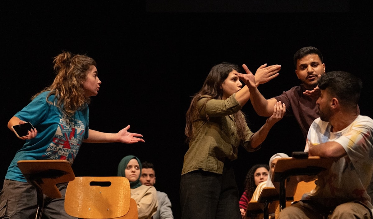 «شو بتفرق؟!»: العائلات اللبنانية «تنزح» إلى الخشبة