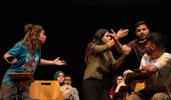 «شو بتفرق؟!»: العائلات اللبنانية «تنزح» إلى الخشبة