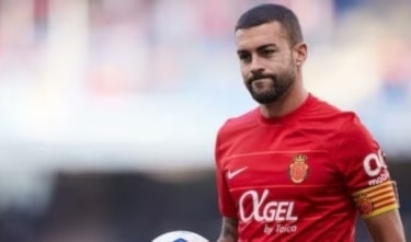 أوقفَ مايوركا عمل وراتب اللاعب داني رودريغيس. كما تم تجريد اللاعب من شارة القيادة بمفعول فوري.