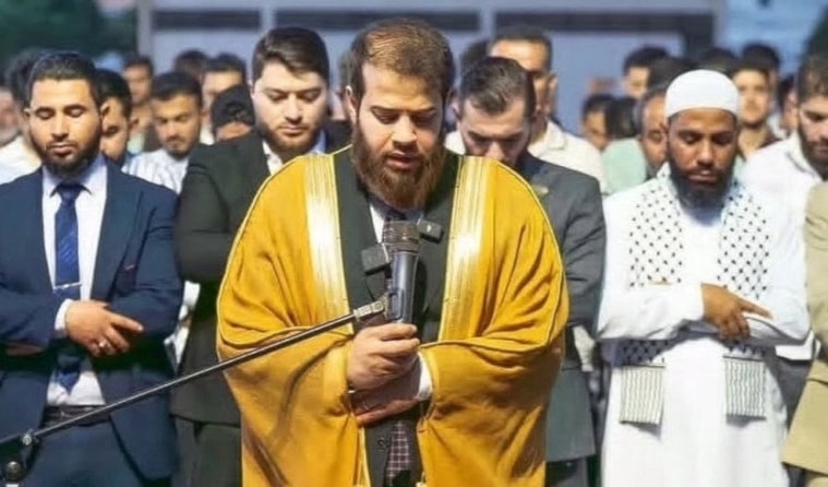 انتشرت فيديوهات لللمغني المعتزل أثناء وصوله ولقطات وهو يؤمّ المصلين