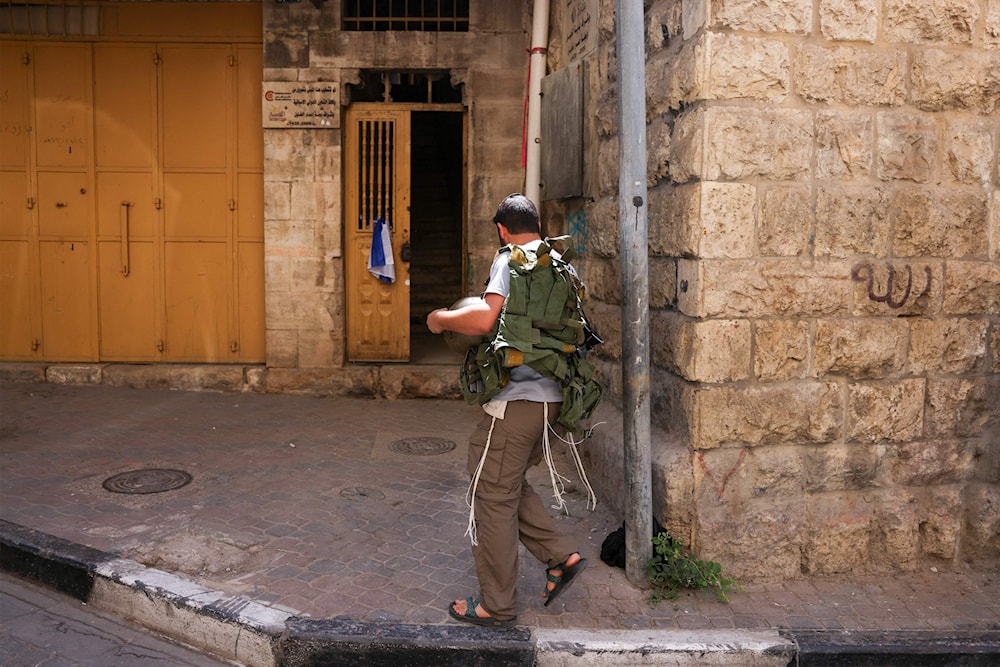 تتعرض سبل العيش الفلسطينية لتهديد متزايد جراء إلغاء تصاريح العمل (أ ف ب)