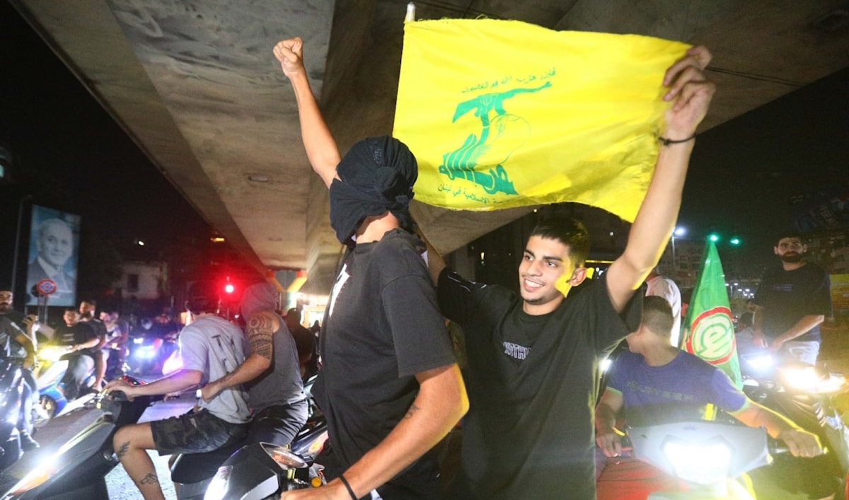 متظاهرون في الضاحية الجنوبية لبيروت بعد جلسة الحكومة مساء أمس (مروان بو حيدر)