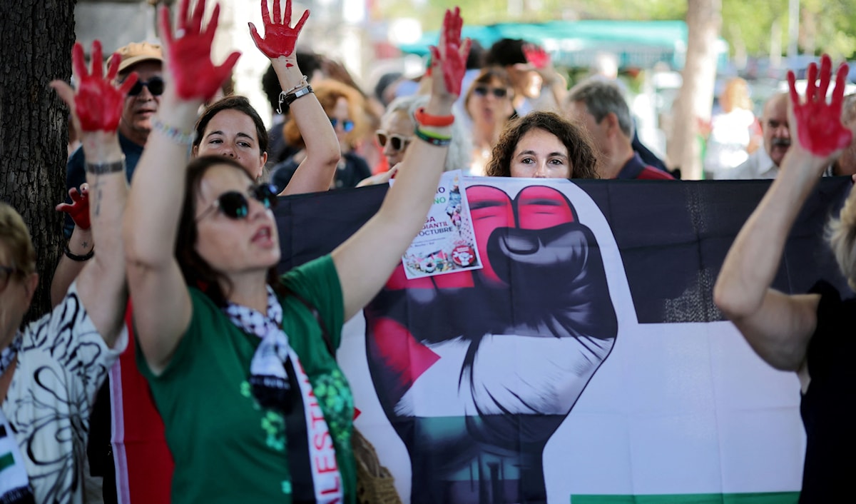 مظاهرة مؤيدة لفبسطين أمام السفارة الإسرائيلية في مدريد (أ ف ب)