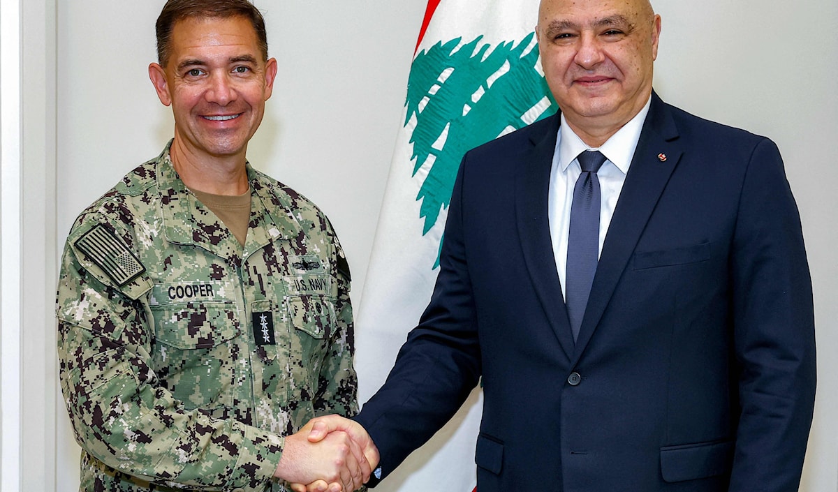 رئيس الجمهورية مصافحاً قائد القيادة الوسطى في الجيش الأميركي أمس، في قصر بعبدا (أ ف ب)