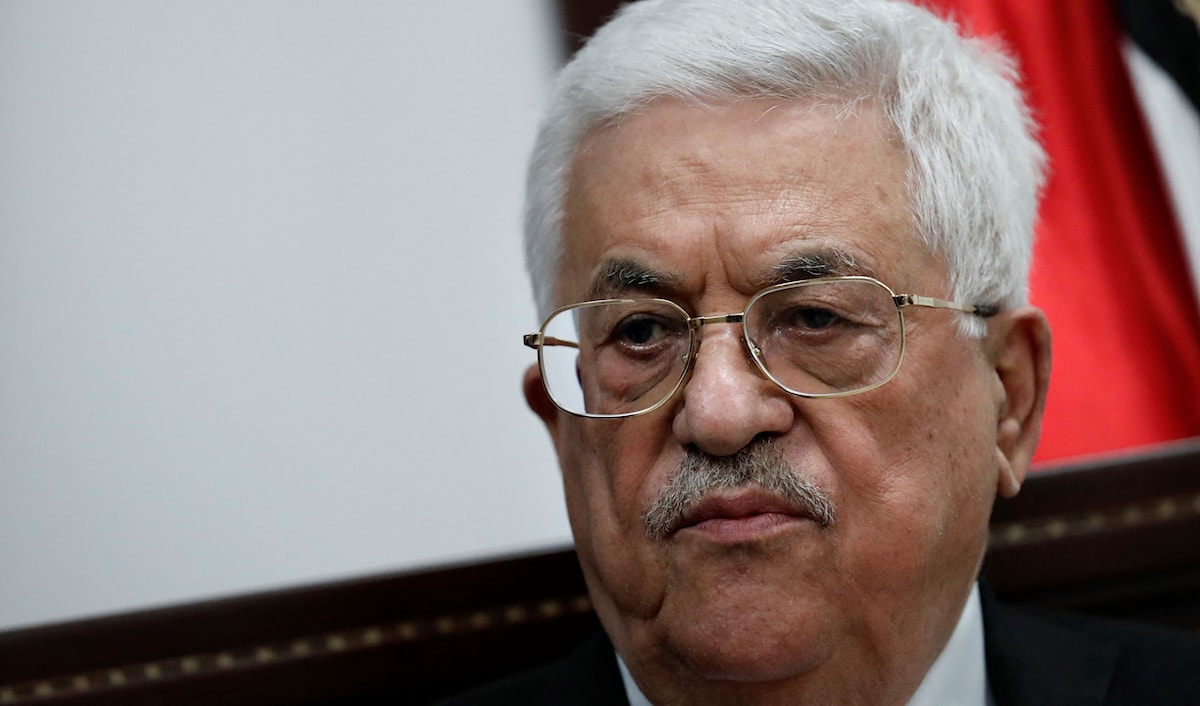 يلتقي الرئيس الفلسطيني رئيس الوزراء البريطاني في لندن (أ ف ب)