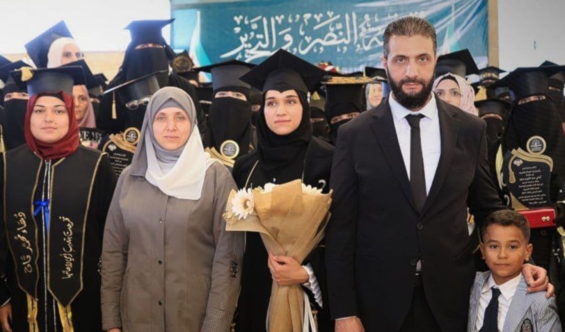 من حفل تخريج دفعة «النصر والتحرير» في كلية الآداب والعلوم الإنسانية في جامعة إدلب.