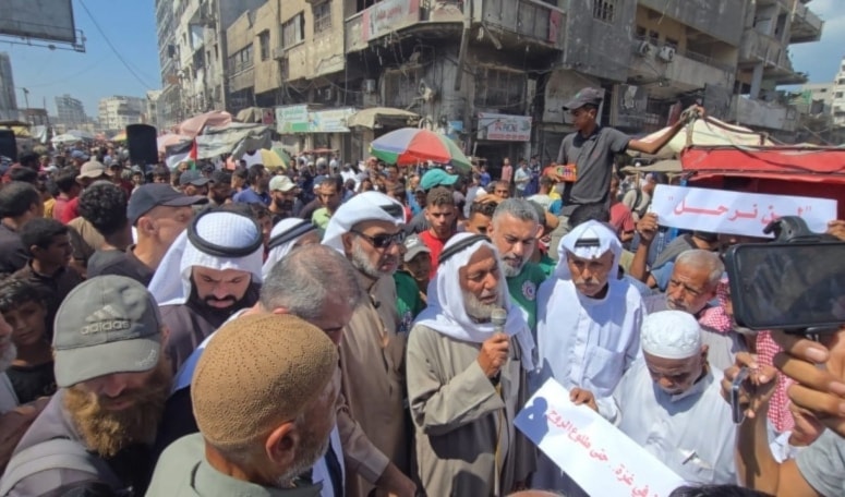 تظاهر عشرات المخاتير والعلماء وسكان غزة رفضًا للتهجير والنزوح (من الويب)