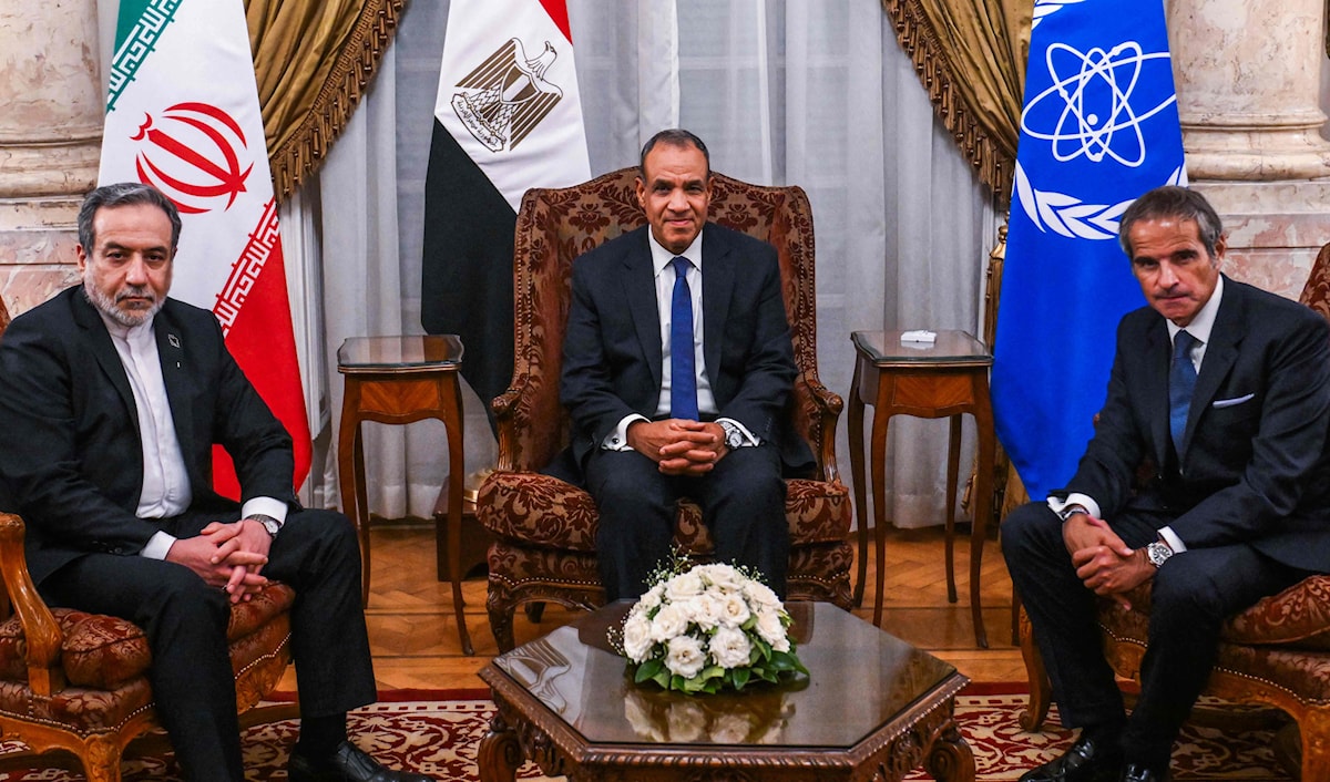 وزير الخارجية الإيراني عباس عراقجي يلتقي نظيره المصري ومدير عام «الطاقة الذرية» رافايل غروسي في القاهرة (أ ف ب)