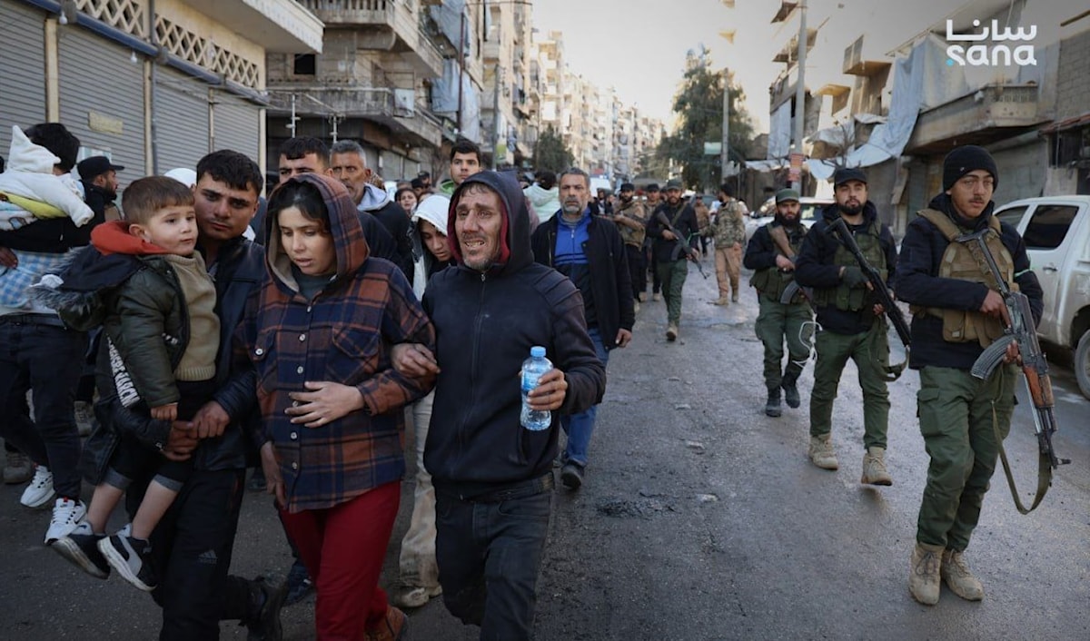 خروج المدنيين من حي الشيخ مقصود (سانا)