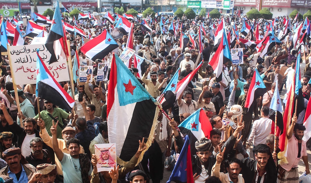 تظاهرة مؤيدة لرئيس "المجلس الانتقالي الجنوبي"، عيدروس الزبيدي، في عدن رغم خسارته وخروجه من البلاد (أ ف ب)