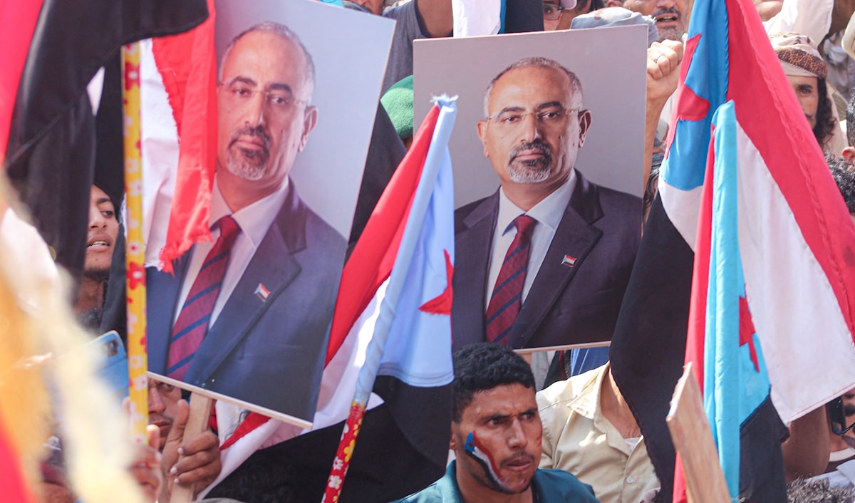 متظاهرون في عدن يرفعون صور عيدروس الزبيدي وأعلام الانفصال (أ ف ب)