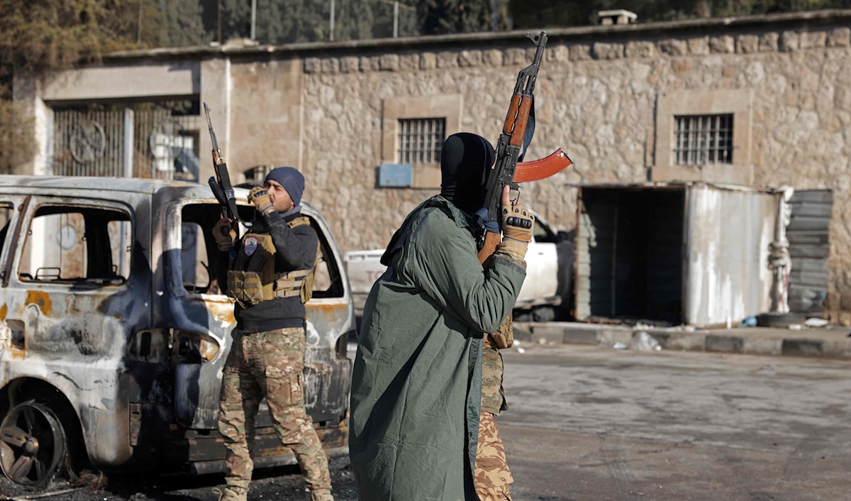 أوقفت وزارة الداخلية السورية شخصين بتهمة تفجير مسجد الإمام علي في حمص (أ ف ب)