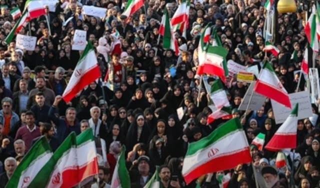 خرجت حشود غفيرة في طهران ومدن أخرى، دعماً للنظام (من الويب)