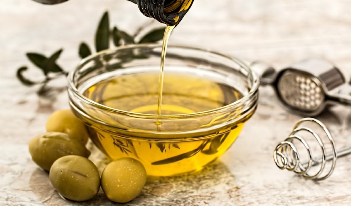هل يمكن لزيت الزيتون البِكر الممتاز أن يكون بديلاً طبيعياً للإيبوبروفين؟
