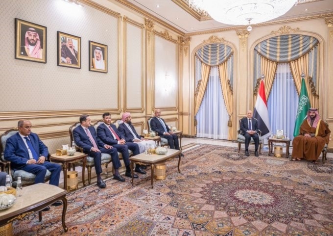 كشف بن سلمان عن مساعدات ومشاريع في 10 محافظات جنوبية (من الويب)