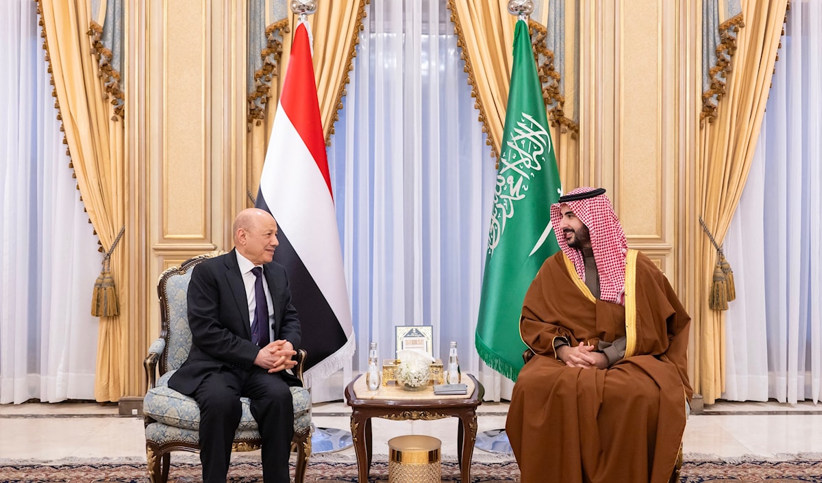 لقاء وزير الدفاع السعودي ورئيس حكومة عدن (من الويب)