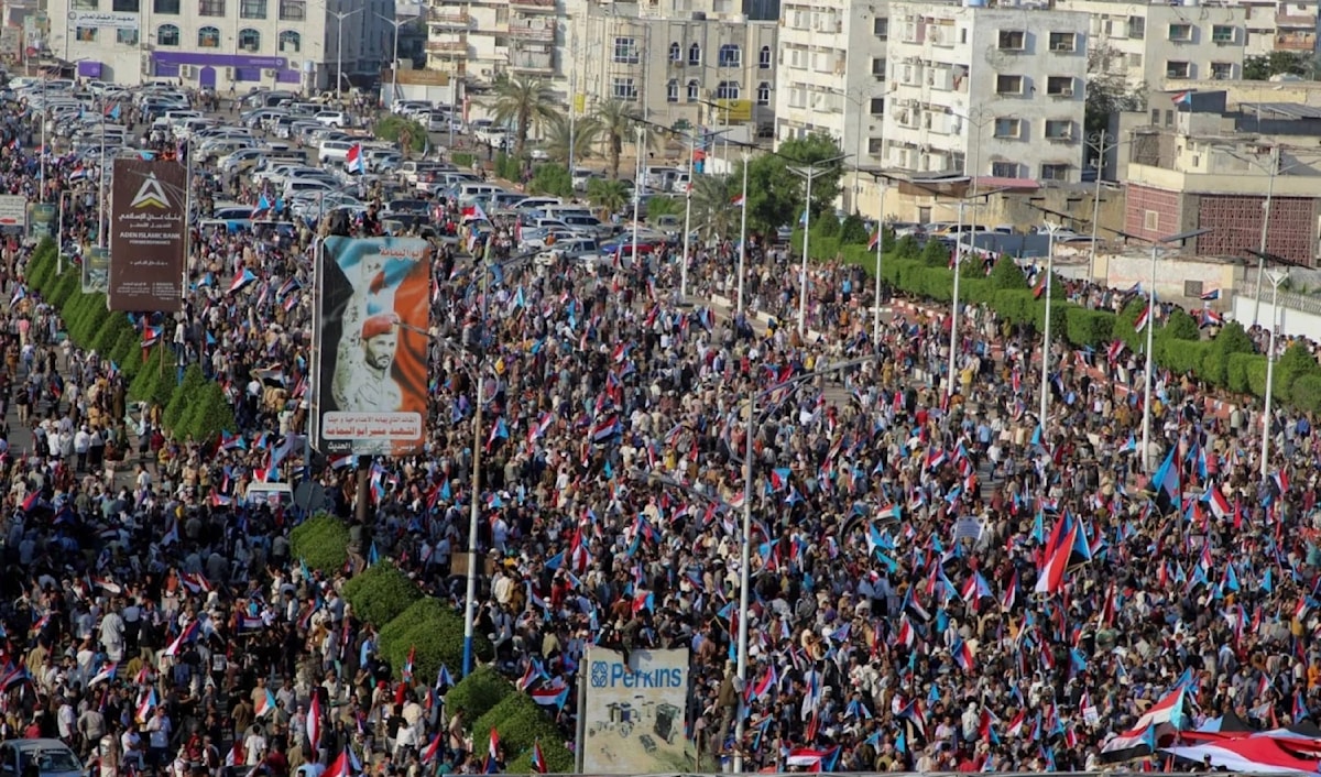 "الانتقالي" يستعرض في الشارع لإثبات حضوره (من الويب)